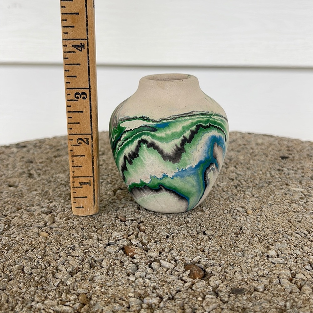 🍭 Pretty little pottery vase